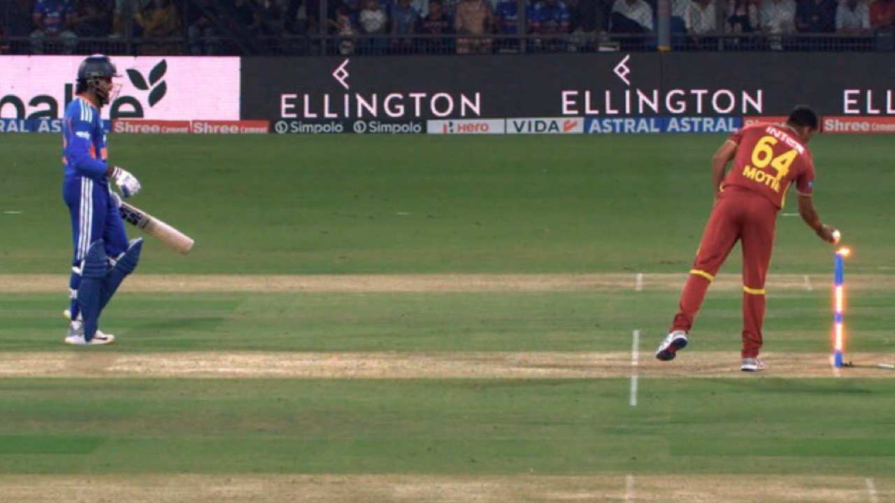 হেঁটে হেঁটে ক্রিজে ফিরতে গিয়ে রান আউট!